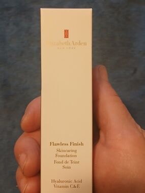 Elizabeth Arden Flawless Finish Skincaring Foundation - Cream Shade 120W